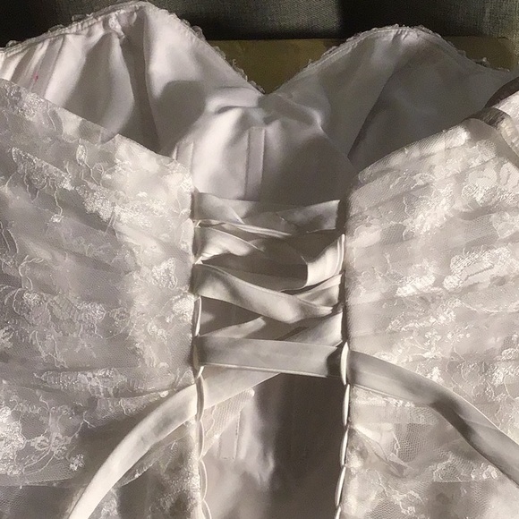Women’s Lace Wedding Dress NWT, with veil - Picture 3 of 16